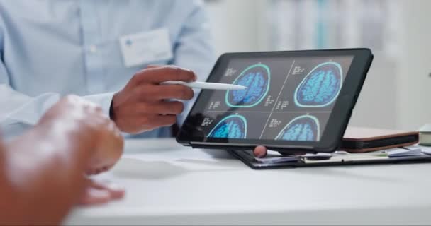 Médico Mãos Tablet Com Varredura Cérebro Para Paciente Consulta Resultados — Vídeo de Stock