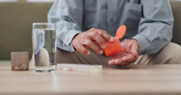 Dłonie Osoba Starsza Tabletki Stole Wodą Lekarstwa Zdrowie Leczenie Chorego — Wideo stockowe
