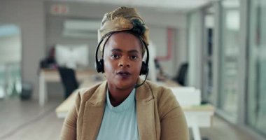 Yüz, video görüşmesi ve tele pazarlama, menajer ve kulaklıkla iletişim kuran siyah bir kadın. Portre, Afrikalı kişi ve sigorta danışmanı kulaklık ve müşteri desteği ile tavsiye ve yardım.