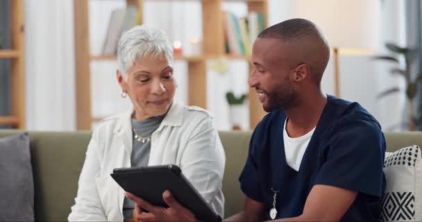 Oudere Vrouw Man Tablet Met Verpleegkundige Patiënt Voor Gezondheids Medische — Stockvideo
