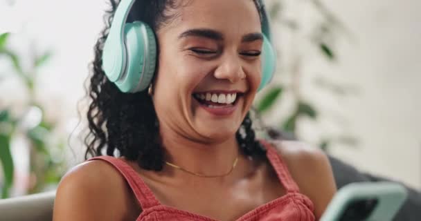 Γυναίκα Ακουστικά Και Κινητό Τηλέφωνο Γέλιο Podcast Χιούμορ Για Online — Αρχείο Βίντεο