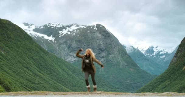 Pěší Turistika Příroda Šťastná Žena Horách Tančící Sněhobílých Kopcích Venku — Stock video
