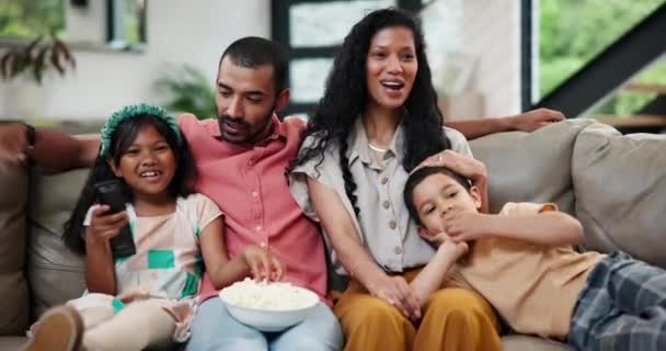 Šťastná Rodina Sledování Televize Nebo Popcorn Gauči Láskou Víkend Nebo — Stock video