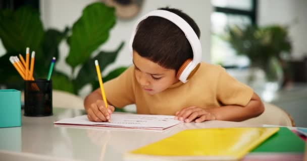 Kind Kopfhörer Oder Bleistift Zum Erlernen Des Schreibens Mit Audio — Stockvideo