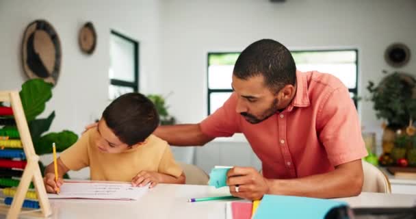 父亲和教育 通过写作 大脑发育和粘贴笔记进行学习 以帮助记忆中的视觉辅助 有学习方法的孩子 父母或家庭作业 用于积极回忆或创造性的算盘 — 图库视频影像