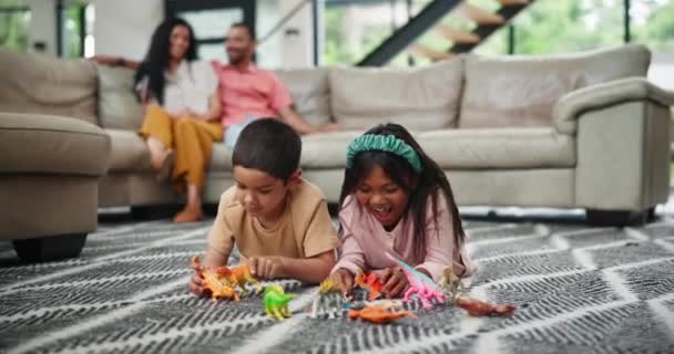 ホーム カーペットの上の子供や恐竜のおもちゃで遊んで 開発と幸せと楽しいとリラックス プラスチック爬虫類 ラウンジでのファンタジーやゲームのための動物と床の兄弟 — ストック動画