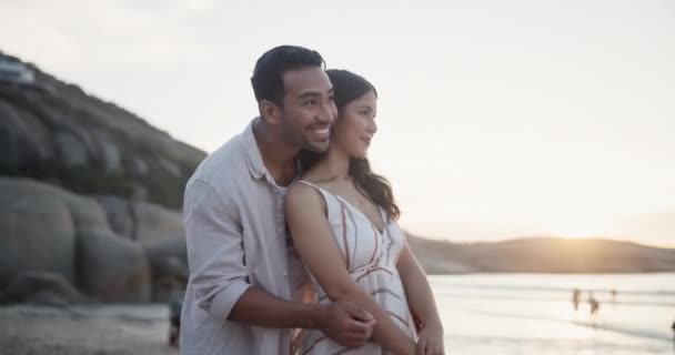 Cuplu Fericit Plajă Îmbrățișează Vizitarea Obiectivelor Turistice Vacanță Apus Împreună — Videoclip de stoc