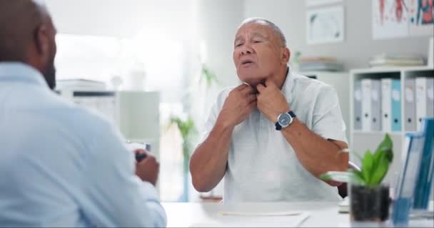 老年人 男人和咨询医生在医院治疗喉咙痛 疼痛或不适 为诊断 处方或发炎而与医务人员交谈的成年人 男性或病人 — 图库视频影像
