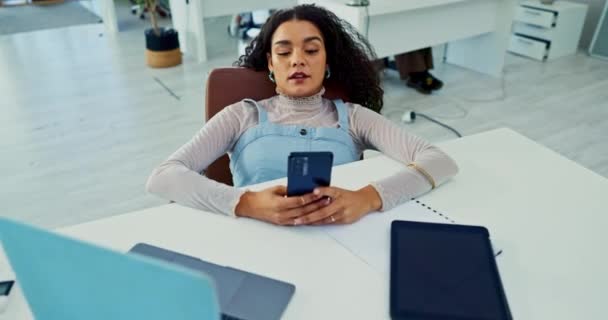 笔记本电脑 电话和厌倦了办公室里有工作倦怠或精疲力竭的女商人 倦怠或社交媒体在工作场所用应用程序和沮丧的年轻员工分散注意力 — 图库视频影像