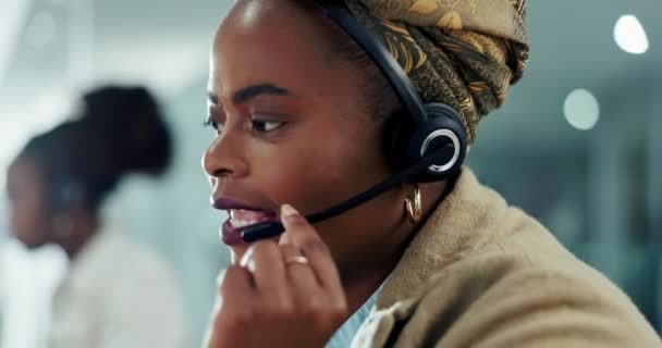 ヘルプデスク アドバイス テレマーケティング コールセンター ヘッドフォン付きのカスタマーサービスを持つ黒人女性 エージェント アフリカ人または保険コンサルタントのヘッドセットとテクニカルサポート — ストック動画
