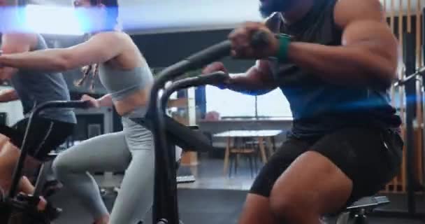 Упражнения Велотренажеры Люди Тренажерном Зале Тренировок Интенсивной Тренировки Фитнеса Оздоровительного — стоковое видео