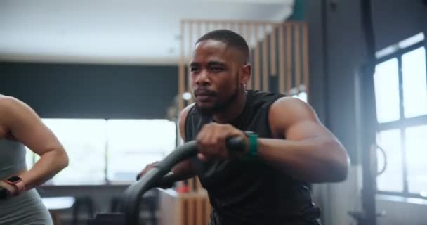 Fitness Spinklasse Zwarte Man Fitnessruimte Voor Training Intensieve Training Training — Stockvideo