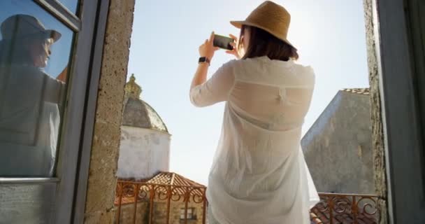 Mulher Celular Foto Varanda Para Construção Vista Itália Para Mídias — Vídeo de Stock