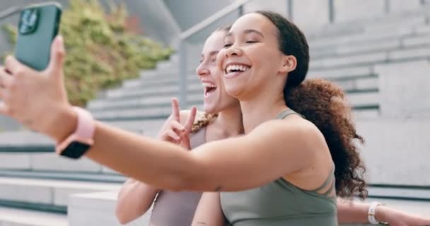 Happy Πόλη Και Selfie Φίλους Fitness Και Εικόνα Προφίλ Social — Αρχείο Βίντεο