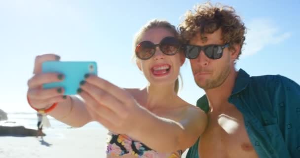 自私自利和滑稽的脸在海滩上作为假日张贴或社交媒体夏天 沟通或旅行 拥有巴厘记忆或冒险 旅行或在线互联网的男人 女人和海洋 — 图库视频影像