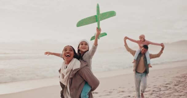 Rodiče Děti Pláž Letadlem Hračky Dívka Prasečí Záda Pro Hru — Stock video