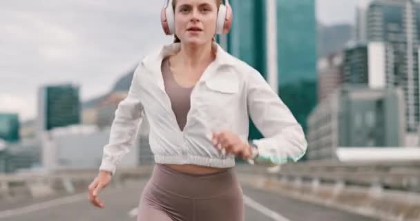 Runner Cardio Outdoor Strada Città Abbigliamento Sportivo Con Cuffie Persona — Video Stock