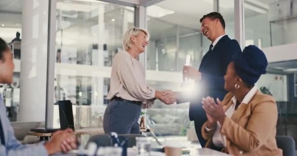 ハッピーなビジネスパーソンとハンドシェイクは またはオフィスでの拍手で祝福します 職場でのプロモーションのお祝いの笑顔で興奮する握手のグループ — ストック動画