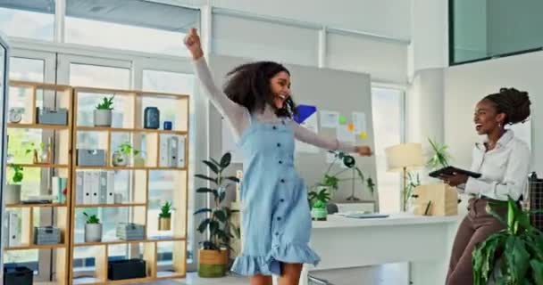 Бизнес Успех Счастливая Женщина Танцевальным Праздником Офисе Взволнованная Победой Новостями — стоковое видео
