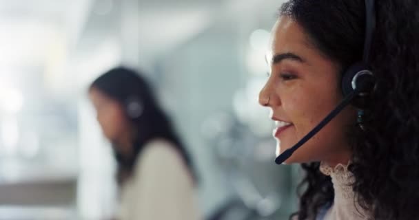 呼叫中心和妇女在耳机上交谈 以获得客户服务 支持或沟通 在工作场所与我们联系 询问或咨询快乐的年轻电话推销员 微笑寻求帮助 — 图库视频影像