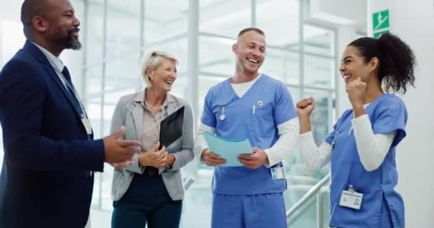 医薬品チームワーク 医学またはスケジュール計画のためのクリニックまたは病院の成功または看護師 研究の進捗目標のための会議 代表者 医療従事者の幸せな人々 — ストック動画