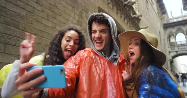 Przyjaciele Ludzie Selfie Ulicy Deszcz Zabawna Twarz Uśmiechem Znak Pokoju — Wideo stockowe