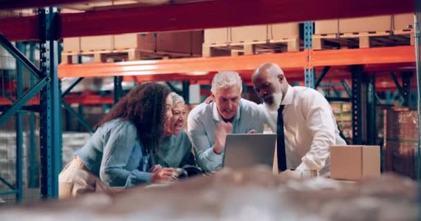 Tým Úspěch Notebook Distribucí Týmovou Prací Logistikou Průmyslovém Skladu Oslavami — Stock video