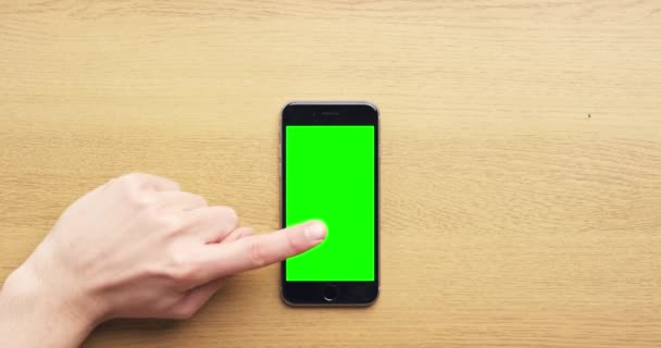 电话和绿色屏幕在桌子上的密切合作与打字 滚动和点击Ui促销 智能手机 手指和用户使用手机应用程序 网站或社交媒体模拟空间的经验 — 图库视频影像