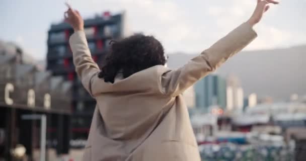 Танці Святкування Жінка Місті Навушниками Захоплюючою Енергією Потоковою Музикою Кейптауні — стокове відео