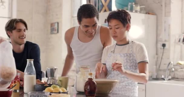 Πρωινό Μαγείρεμα Και Πρωινό Φίλους Στην Κουζίνα Του Σπιτιού Μαζί — Αρχείο Βίντεο