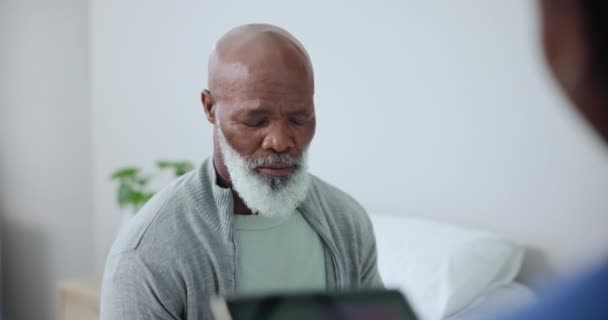 Senior Gesundheit Und Ergebnisse Mit Krankenschwester Haus Und Beratung Für — Stockvideo