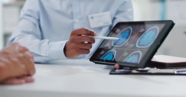 Pessoa Mãos Tablet Com Varredura Cérebro Para Paciente Consulta Exame — Vídeo de Stock