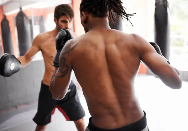 キックボクシング 運動やトレーニングのためのジム フィットネス トップレスで戦う準備ができています ボディビルダーや挑戦や練習のためのパフォーマンス スポーツの競争のために訓練し — ストック写真