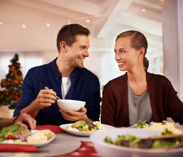 Jul Lyckligt Par Och Äta Middag Hemma Eller Umgås Festen — Stockfoto