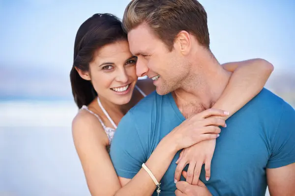 在新西兰 艳阳高照的下午 人们为了拥抱 海滨和欢乐的约会而表现出的风采 情侣和微笑 男人和女人 为了甜蜜的关系 在周末的出游中结合在一起 — 图库照片