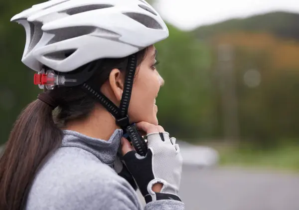 Cykling Kvinde Fastgør Hjelm Sikkerhed Beskyttelse Motion Gear Til Rejse - Stock-foto