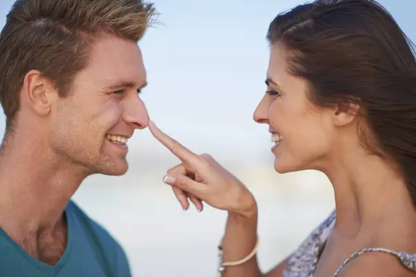 触摸鼻子在玩乐的约会 浪漫的出游或暑假在南非 微笑吧 男朋友和女朋友爱着甜蜜的关系 快乐的出游 亲密的在一起 — 图库照片