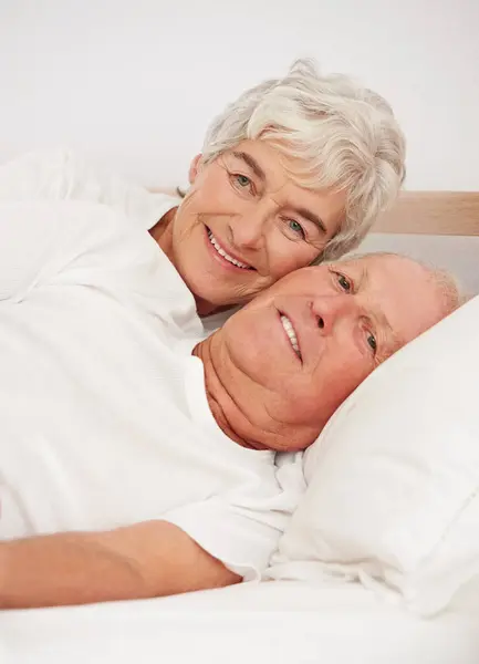 シニアカップル 肖像画 そして一緒にベッドで 週末にボンディングのためにリラックスして愛します 高齢者 休憩または幸せな結婚 ロマンス そして自宅での朝のルーチン — ストック写真