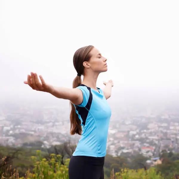 Gezondheid Fitness Vrouw Met Open Armen Natuur Beweging Met Vooruitgang — Stockfoto