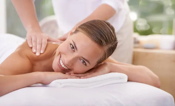 Sorriso Ritratto Donna Mani Con Massaggio Rilassarsi Trattamento Lusso Felicità — Foto Stock