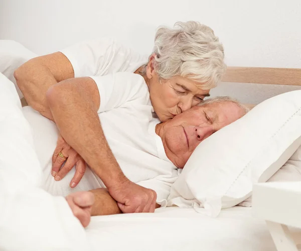 シニアカップル ハグしてベッドでキスしたり リラックスしたり 週末に愛と絆を築いたりします 高齢者 睡眠中の男性 そして自宅での結婚 ロマンス 朝のルーチンでの愛情を受け入れる — ストック写真