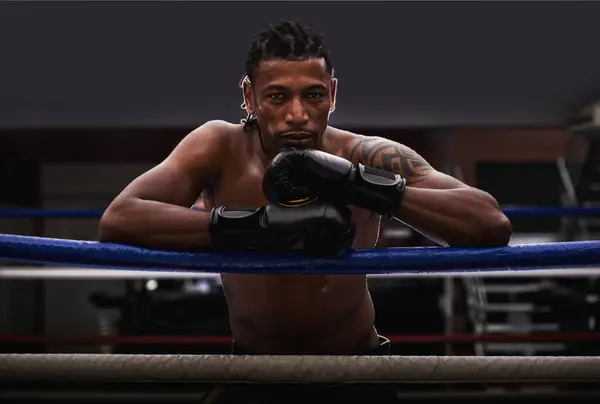 Portrait Exercice Boxeur Noir Sur Anneau Gymnase Pour Entraînement Compétition — Photo