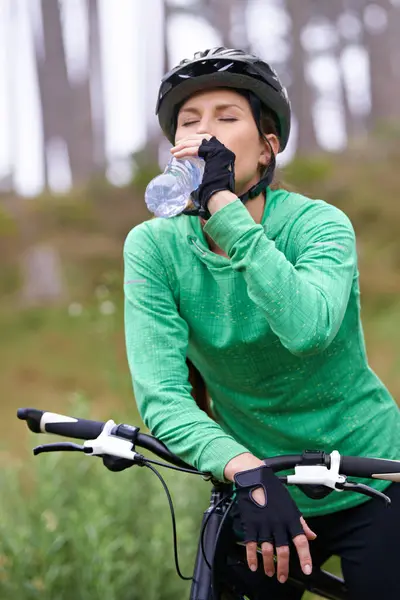 Mujer Agua Potable Naturaleza Con Bicicleta Para Ciclismo Fitness Descanso — Foto de Stock