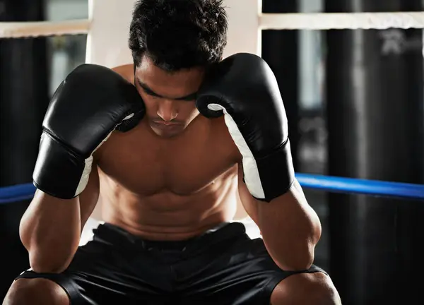 Boxeador Hombre Guantes Anillo Boxeo Para Entrenar Entrenar Relajarse Para —  Fotos de Stock