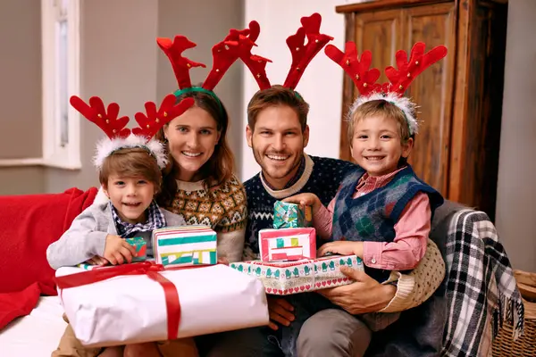 Retrato Sonrisa Familia Con Regalo Para Navidad Vacaciones Juntos Celebración —  Fotos de Stock
