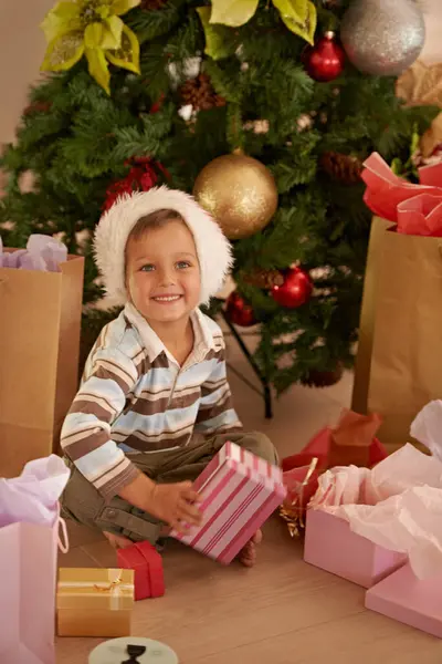 Chłopiec Dziecko Twarz Prezentem Boże Narodzenie Podłodze Salonie Domu Szczęściem — Zdjęcie stockowe