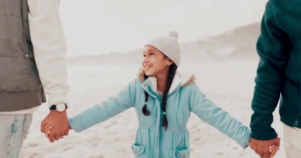 ビーチ 子供は休暇 週末に屋外で両親と手を握っています ウィンター 幸せな若い女の子は ボンディング 海で一緒にリラックスするために家族と一緒に歩きます — ストック動画