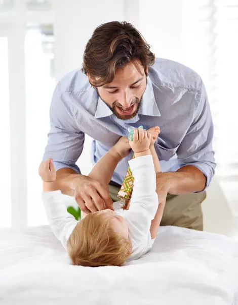 Vater Baby Und Bindung Mit Spielen Hause Für Gesunde Entwicklung — Stockfoto