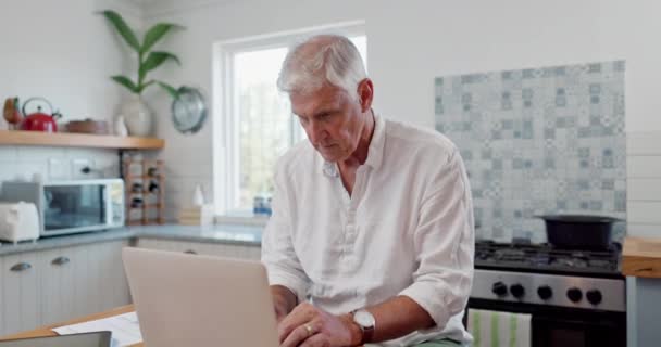 Фас Ноутбук Пожилой Человек Дома Читает Электронную Почту Технологии Столом — стоковое видео