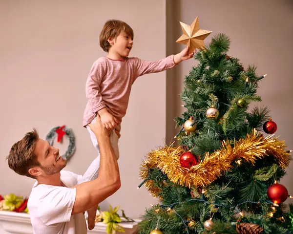 Πατέρας Γιος Και Ευτυχισμένος Δέσιμο Του Χριστουγεννιάτικου Δέντρου Για Εορτασμό — Φωτογραφία Αρχείου